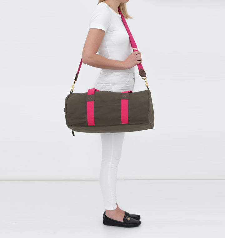 Dufflebag -M- KHAKI mit pinkem Gurtband